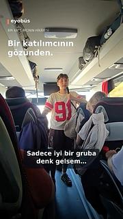 “Abi, ablalarım olsa diye düşünüyordum…” 🥹🧡 Belki de EyoBus’u anlatmak için bundan daha güzel bir cümle yok. Biz yola çıkarken sadece yeni ülkeler, yeni şehirler görelim diye çıkmıyoruz. Birbirini hiç tanımayan onlarca insan aynı otobüse biniyor. İlk gün herkes biraz yabancı… Sonra birlikte yollar aşılıyor, kahkahalar çoğalıyor, anılar birikiyor. Bir süre sonra kimin nereden geldiğinin, yolculuğa kiminle başladığının pek bir önemi kalmıyor. Çünkü EyoBus’ta bazen bir arkadaş, bazen bir abi, bir abla, bazen de yıllarca hayatında kalacak insanlar buluyorsun. 🧡 Bizim için EyoBus farkı tam olarak burada başlıyor: **Sadece dünyayı gezmiyoruz. Birlikte büyüyor, birlikte biriktiriyoruz.** Yıllar sonra Paris’in hangi sokağından geçtiğini unutabilirsin. Ama o sokakta kiminle güldüğünü kolay kolay unutmazsın. **EyoBus. Bir turdan fazlası.** 🌍🚌 #Eyobus #EyobusAilesi #AvrupaTuru #GençlikTuru #traveltogether❤️
