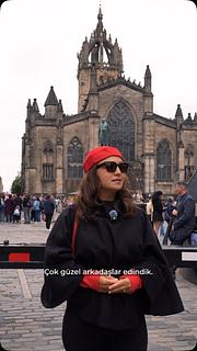 Büyük Britanya’yı gezmek güzel. EyoBus’la yaşamak başka. 🧡 Peki bu yolculuk gerçekten nasıl geçiyor? 🎥 Bu kez biz değil, katılımcımız anlatıyor. 🏨 Tur boyunca otel konforu nasıl? 👥 Tek başına katıldığında gerçekten arkadaş edinebiliyor musun? 🛂 İngiltere vizesi süreci nasıl ilerliyor? EyoBus Büyük Britanya Turu sadece yeni şehirler görmekten ibaret değil. Birlikte yola çıktığın insanlarla tanıştığın, yeni arkadaşlıklar kurduğun ve seyahatin her anını deneyimin bir parçası haline getirdiğin 9 günlük bir Britanya macerası. 🇬🇧✨ Londra’dan Edinburgh’a, Belfast’tan Dublin’e uzanan 5 ülke, 15 şehir seni bekliyor. 2027 Büyük Britanya Turu başvuruları açık! 🔥 Kontenjanlar doldukça fiyatlar kademeli olarak güncelleniyor. Sen de 2027’de bu hikâyenin bir parçası olmak istiyorsan yerini ayır. 🚌✈️ #EyoBus #BüyükBritanyaTuru #İngiltereTuru #Londra #Edinburgh