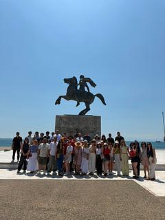 14 Temmuz – 1 Ağustos Avrupa Turu tüm hızıyla devam ediyor!🚌 Avrupa yollarından herkese selamlar! 👋🌍 Her durakta yeni bir şehir, yeni bir hikâye ve unutulmaz anılar biriktirmeye devam ediyoruz. Bu yolculuk boyunca en güzel kareleri sizlerle paylaşacağız. 📸✨ 📍 Fotoğrafta olanlar yorumlara!👇 🙋‍♂️🙋‍♀️ Bir ”Buradayım!” bırakın, sizi takip edenler de bu keyifli yolculuğa ortak olsun. ❤️ Birlikte seyahat ettiğiniz arkadaşınızı da etiketlemeyi unutmayın! #Eyobus #EyobusAvrupa #AvrupaTuru #EuropeTrip #traveltogether❤️