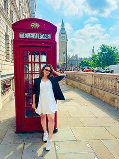🇬🇧 Londra, her köşesinde kendine hayran bırakan detaylarıyla tam bir masal şehri! ✨🏙️ Big Ben 🕰️, Tower Bridge 🌉, kırmızı çift katlı otobüsler 🚌 ve tabii ki o meşhur kırmızı telefon kulübeleri 📞❤️ 📍 Özellikle Westminster ve Big Ben çevresinde bu ikonik kulübeleri sıkça görebilirsiniz. Londra’ya gelip önünde fotoğraf çekilmeden dönmek olmaz! 📸😍 🎭 Tarih, sanat, moda ve kültürün buluştuğu bu şehirde keşfedecek çok şey var. ☔ Şemsiyenizi unutmayın; Londra’da hava her an değişebilir! 😄 🇬🇧 Londra’yı keşfetmek ve bu eşsiz deneyimin bir parçası olmak için hemen başvurunuzu yapabilirsiniz. Başvurunuzu en kısa sürede inceleyip size dönüş yapıyoruz 😊 #eyobus #londra #london #bigben #eyobusbritanyaturu