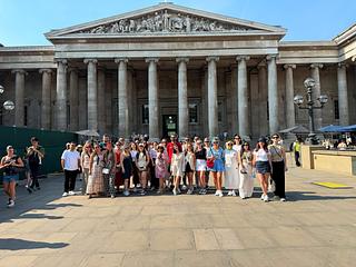 🇬🇧 Büyük Britanya’da yeni bir Eyobus hikâyesi başladı! 14–22 Ağustos ekibimiz rotanın ilk duraklarında… ✈️ Önümüzde keşfedilecek şehirler, yaşanacak anlar ve bolca güzel hikâye var. 🤍 Peki bu karede kimler var? 👀 14–22 Ağustos ekibi, kendini yorumlarda belli et! 👇🏻 Yanındaki yol arkadaşını da etiketle. 🫶🏻 Biz bu turun heyecanını yaşarken, aklımızın bir köşesinde şimdiden 2027 var. 🗺️ Yeni rotalar için geri sayım başladı… ✨ #Eyobus #BüyükBritanyaTuru #EyobusAilesi #YeniRotalar