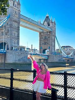 Keşke yarın Londra’da uyanacağımız bir sabah olsa 😍🌆🇬🇧 Yarın olmasa da gelecek yaz Londra’da uyanabileceğin bir yöntem biliyoruz: eyobuuuuus 🥹🚌✨ 🇬🇧💕 Senin de bu özgürlük yolculuğunda katılımcımız olarak aramızda olacağını düşünüyoruz 🥰✈️🗺️✨ “Özgürlük aradığın yerde olmayabilir; ama kalkıştığın yolculuk seni özgürleştirebilir.” 🕊️💫 #eyobus #eyobusbüyükbritanya #eyobusingiltereturu 🇬🇧❤️🚌✨