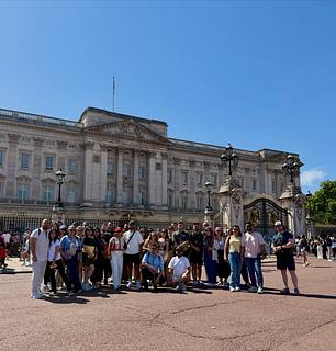 Büyük Britanya-6 Londra’dan Selam 🇬🇧 12 Ağustos’ta başlayan keyifli yolculuğumuzdan, Buckingham Palace’ın eşsiz atmosferinde çekilmiş güzel bir anı sizlerle paylaşıyoruz. 📸✨ 👀 Sıra geldi yoklamaya! Fotoğrafta kendini görenler yorumlara “BURADAYIM! 🇬🇧” yazmayı unutmasın. Fotoğrafta arkadaşını gördüysen onu da etiketle! 🤩 ❤️ Haydi bakalım, Büyük Britanya-6 ekibi olarak yorumlarda buluşalım! #Eyobus #EyobusTurizm #BüyükBritanya #Londra #BuckinghamPalace