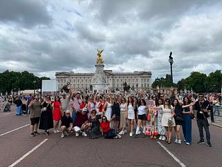 🇬🇧 Büyük Britanya-5 ekibimiz Londra’dan selam gönderiyor! 4 Temmuz tarihinde başlayan unutulmaz yolculuğumuzdan, Buckingham Palace önünde çekilen harika bir kare! 📸✨ 📢 Şimdi Büyük Britanya-5 yoklaması! 👀 Fotoğrafta kendini görenler yorumlara “BURADAYIM! 🇬🇧” yazsın. Arkadaşını gördüysen onu da etiketlemeyi unutma! 🤩 ❤️ Bakalım yorumlarda tam kadro buluşabilecek miyiz? #Eyobus #EyobusTurizm #BüyükBritanya #Londra #BuckinghamPalace