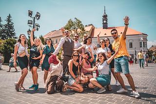 Hayalini kurduğun Avrupa rotası bu yaz seni bekliyor! ✈️🌍 EyoFly Avrupa Turu ile 14 gün boyunca Avrupa’nın en ikonik şehirlerini birlikte keşfediyoruz. 🇪🇺 Amsterdam kanalları 🚲 Paris sokakları ✨ Roma’nın tarihi atmosferi 🏛️ Prag’ın masalsı meydanları 🏰 İsviçre’nin eşsiz doğası ⛰️ ve çok daha fazlası bu rotada seni bekliyor! 🗓️ EyoFly-11 📍 10 Ağustos 2026 – 23 Ağustos 2026 🛌 11 Gece Konaklama 🌍 13 Ülke • 17 Şehir Uçak + otobüs kombinasyonu sayesinde uzun sınır beklemeleri olmadan daha konforlu bir Avrupa deneyimi seni bekliyor. ✈️🖤 💶 Güncel fiyat: 2430 € 🎟️ Bu fiyattan kalan: 4 koltuk 🛂 Vize sürecinde dilerseniz Eyobus vize departmanının profesyonel desteğinden faydalanabilirsiniz. Detaylı bilgi 0 (850) 885 03 96 numaralı hat üzerinden bize ulaşabilirsiniz 🙂 #eyobus #eyofly #avrupaturu #europetrip #gençlikturu