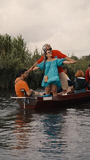 Araba sesi yok. Korna yok. Sadece suyun huzuru… 🚣‍♂️🌿 Burası Giethoorn. Avrupa’nın en masalsı köylerinden biri ve 2026’da hem Eyobus Avrupa Turu hem de Eyofly Avrupa Turu rotasında. ✈️🚌 Köprülerden geçip kanallarda tekneyle süzülürken “İyi ki gelmişim” dediğin o an var ya… İşte biz o anların peşindeyiz. 🌍 📍 2026 Avrupa Turu Tarihleri 🚌 Eyobus-66 23 Haziran 2026 – 11 Temmuz 2026 🚌 Eyobus-67 14 Temmuz 2026 – 1 Ağustos 2026 🚌 Eyobus-68 4 Ağustos 2026 – 22 Ağustos 2026 🚌 Eyobus-69 26 Ağustos 2026 – 13 Eylül 2026 ✈️ Eyofly-11 10 Ağustos 2026 – 23 Ağustos 2026 Kontenjanlar sınırlı. Fiyatlar kademeli artıyor. Masal gibi bir Avrupa için yerini şimdiden ayırt. ✨ #eyobus #eyofly #eyobusavrupa #eyoflyavrupa #giethoorn