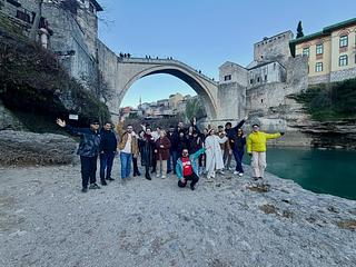 Eyobus Baştan Başa Balkan Turumuz başladııı 🚀 Kimler burada? 🤓 📸 Nerede çekildiğini tahmin eden var mı? 👇 Yorumlara yazın bakalım kimler Eyobus haritasını ezbere biliyor! #Eyobus 🚌#eyobusbalkanturu #YolArkadaşımEyobus #AvrupaTuru #eyobusbalkanturu