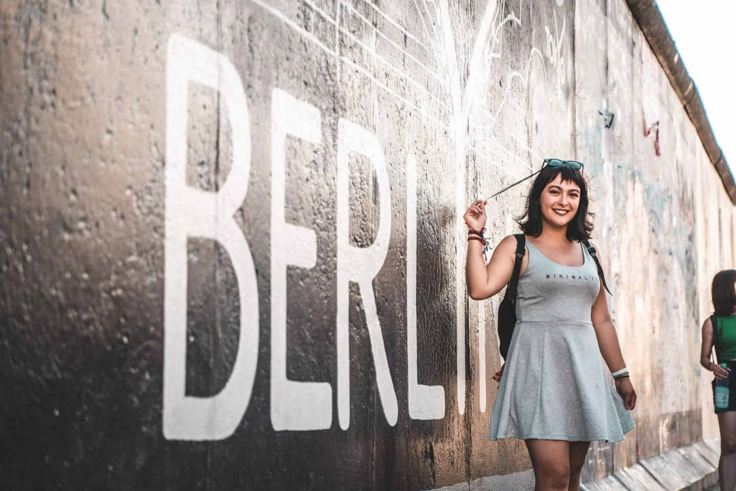 Eyobus Avrupa arşivinden Berlin Duvarı önünde gülümseyen bir gezgin