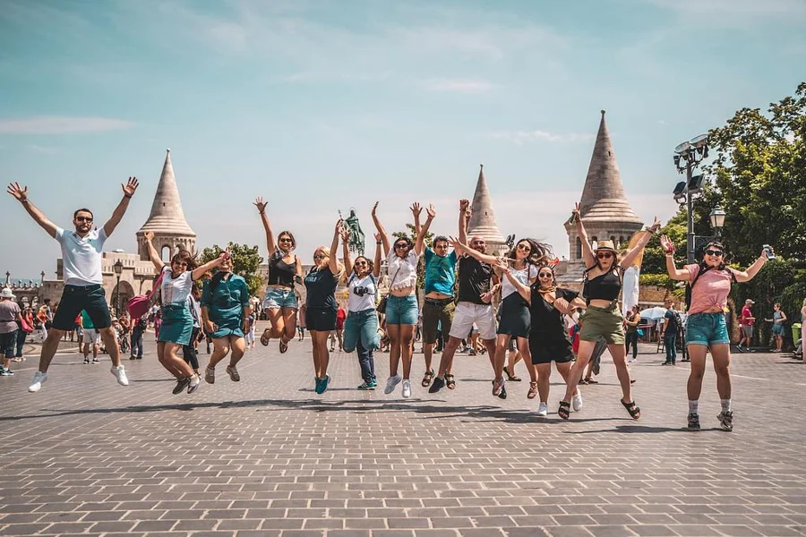 Eyobus Avrupa turunun arşivinden, Budapeşte’de birlikte fotoğraf çektiren yol arkadaşları