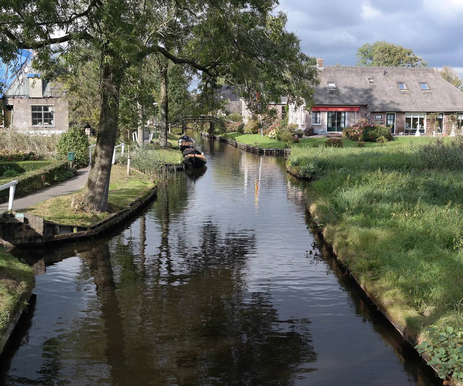Giethoorn’da saz çatılı evlerin arasından geçen sakin kanal